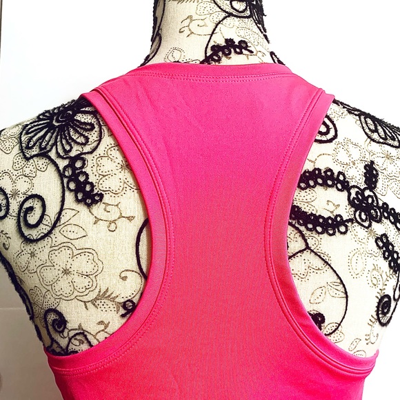 BNWT Puma RTG Drycell RB Fitted Tank Top in Glowing Pink.
Slim Fit.
Size M - Picture 5 of 6